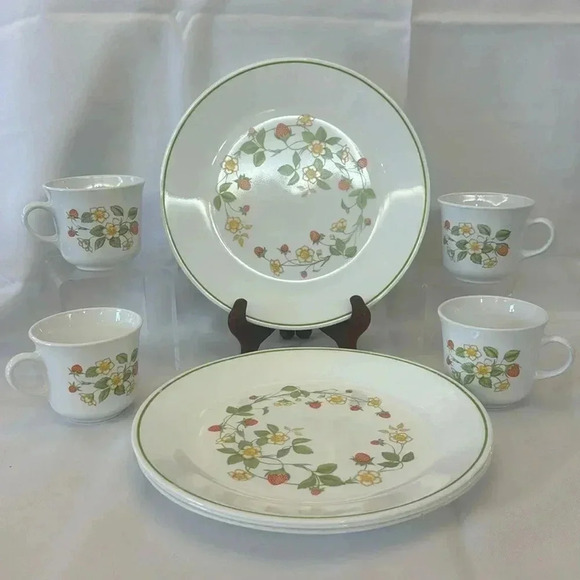 🍓Vintage Corelle Strawberry Sundae Dinnerware Set of 8 for 4 People🍓 - Picture 2 of 5